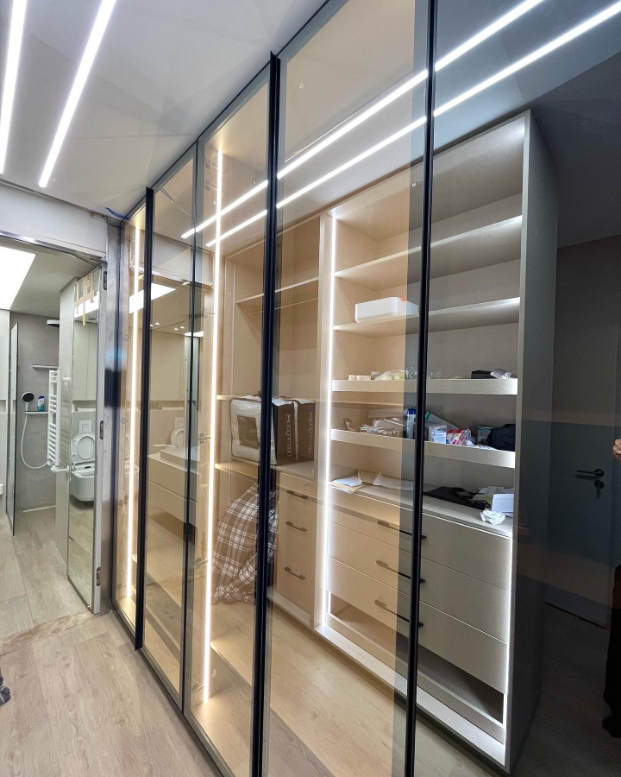 Aluminum doors, windows and partitions